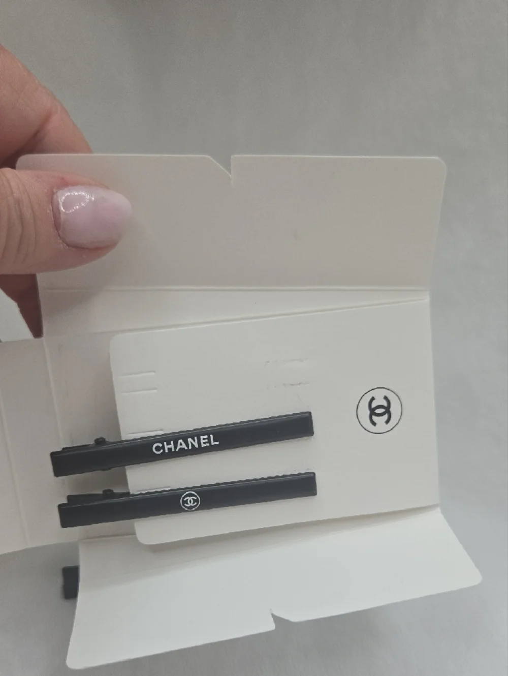 Luxury Beauty Hair Clips Set of 3 Black Logo Clips Gift Set - Picture 3 of 6